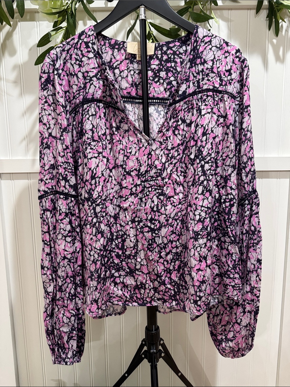 #259 ANTHROPOLOGIE LOVE THE LABEL V-Neck Blouse in Pink & Purple Abstract Print